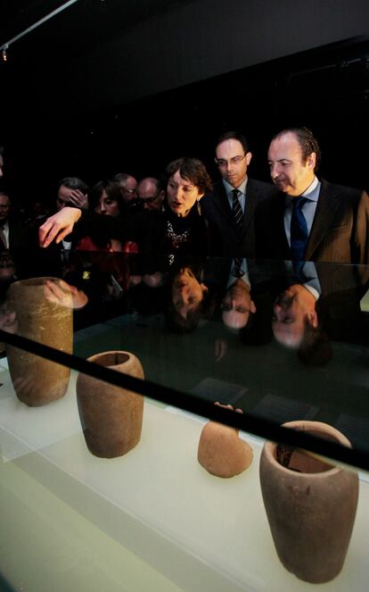 La Comisaria encargada de la exposición, Agathe Legros, del museo de Besançon enseña algunas piezas de la muestra.