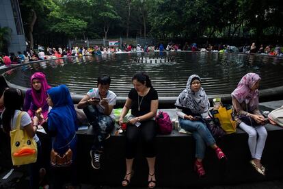 Los domingos las calles y los parques de Hong Kong se llenan de mujeres emigrantes que aprovechan para hacer picnic. "Apenas tenemos dinero, así que necesitamos coger la comida de casa y sentarnos en algún lugar público para disfrutar de una charla con nuestras amigas", asegura Kamsiah.