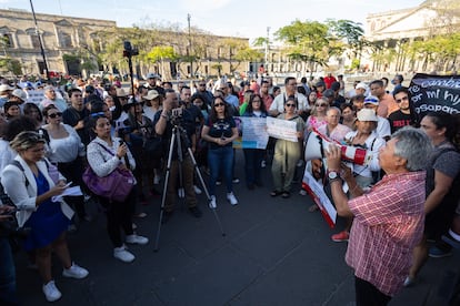 Un manifestante se dirige a los medios de comunicación, este 12 de marzo en la plaza de la Liberación.