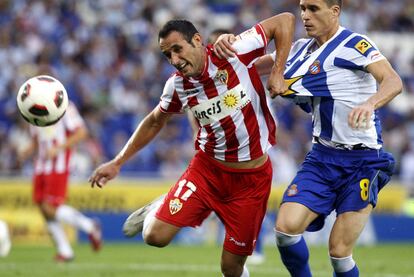 Ortiz pugna por el balón con Callejón.