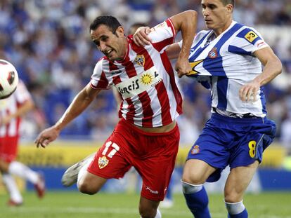 Ortiz pugna por el balón con Callejón.