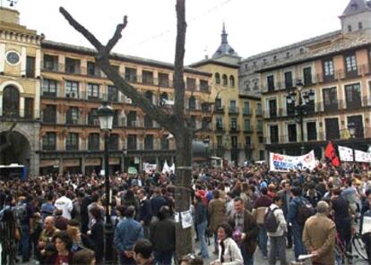 La Plaza de Zocodover ha sido el lugar elegido por cientos de ciudadanos de Toledo para concentrarse contra la guerra.