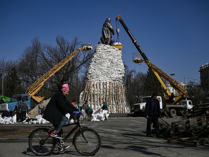 Unos funcionarios usaban sacos de arena para proteger un monumento, el sábado en Járkov.