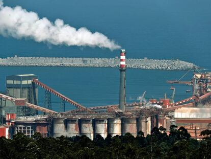 Vista de la fábrica de aluminio de Alcoa en San Cibrao, Lugo. 