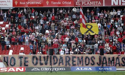 Unas nueve mil personas asistieron a la misa en memoria de Manolo Preciado en El Molinón