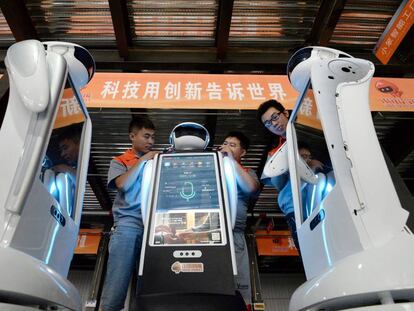 Los trabajadores ensamblan robots en una fábrica en el condado de Quzhou en la provincia de Hebei, norte de China.
