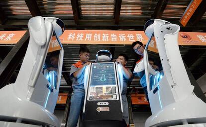 Los trabajadores ensamblan robots en una fábrica en el condado de Quzhou en la provincia de Hebei, norte de China.