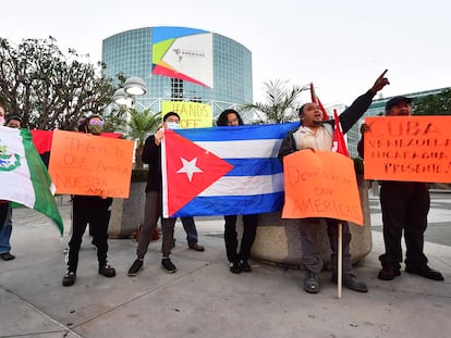 Activistas protestaban la semana pasada en Los Ángeles contra la exclusión de Cuba, Venezuela y Nicaragua de la Cumbre de las Américas.