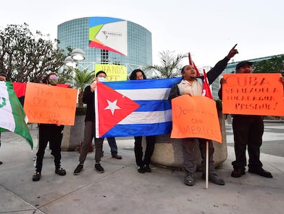 Varios activistas protestaban el 2 de junio en Los Ángeles contra la exclusión de Cuba, Venezuela y Nicaragua de la Cumbre de las Américas.