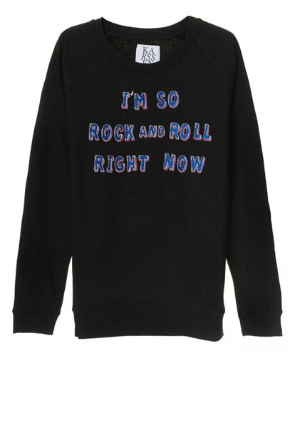 'I'm so Rock&Roll right now', el mensaje de Zoe Karsen en esta sudadera azul marino (rebajada en su web de 150 euros a 56).