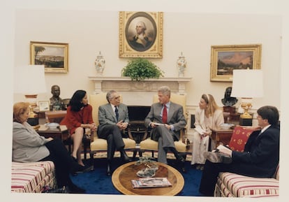 Gabriel García Márquez se reunió y mantuvo correspondencia con muchos líderes políticos de todo el mundo. Aquí, fotografiado con el expresidente de los Estados Unidos, Bill Clinton, en una fotografía oficial de la Casa Blanca con fecha del 11 de septiembre de 1997.