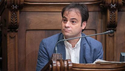 El concejal Jaume Asens en un pleno del Ayuntamiento de Barcelona