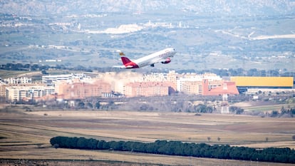 Un avión despega del aeropuerto Adolfo Suárez-Barajas de Madrid.