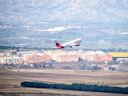 Un avión despega del aeropuerto Adolfo Suárez-Barajas de Madrid.