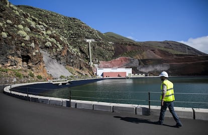 Cinco turbinas eólicas, dois tanques de água, quatro turbinas hidráulicas e uma estação de bombeamento compõem o experimento renovável que começou em 2014 na ilha de El Hierro, uma das ilhas do arquipélago espanhol das Canárias. Na fotografia, o depósito inferior da central elétrica de Gorona del Viento. Ao fundo da imagem encontra-se a sala de turbinas que serve para gerar eletricidade com a queda da água procedente do depósito superior. Essa operação é realizada quando não há vento e os aerogeradores não podem fornecer eletricidade.