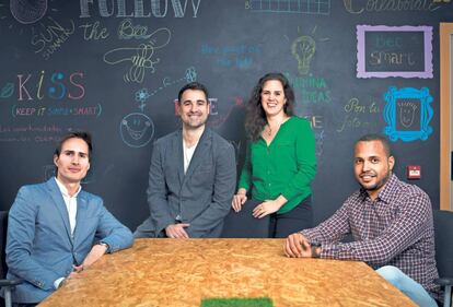 Desde la izquierda, Miguel Fermín Gómez (República Dominicana), Pablo Salcedo (Argentina), Ana Carolina Guglielmi (Brasil) y William Cardona (Colombia), en Bee Lab Coworking, en Madrid.