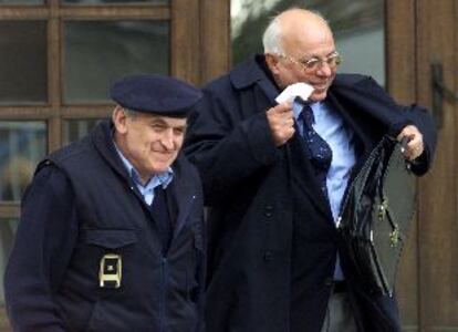 El abogado de Milosevic, Toma Fila (derecha), sale ayer de la prisión central de Belgrado tras hablar con su cliente.