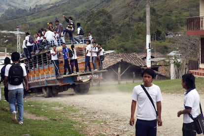 Estudiantes de Toribio montados en una chiva, el transporte autóctono de las zonas rurales de Colombia, de camino a una actividad pedagógica. La programación de salidas educativas muestra hoy una normalidad escolar antes impensable. 
