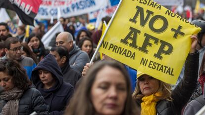 Miles de personas se manifestan contra el sistema privado de pensiones en Santiago, Chile.