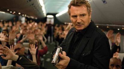 Liam Neeson te detendrá si tu bebé llora durante el vuelo.