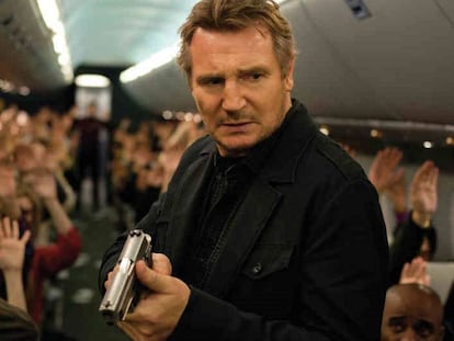 Liam Neeson te detendrá si tu bebé llora durante el vuelo.