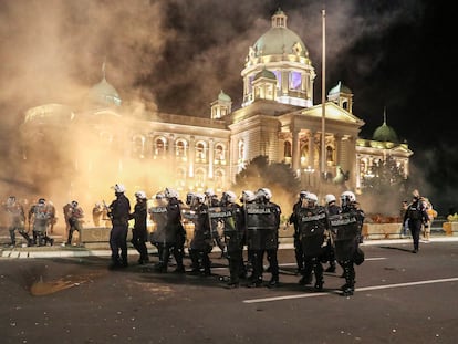Antidisturbios desplegados en Belgrado durante las protestas contra el confinamiento, este miércoles.