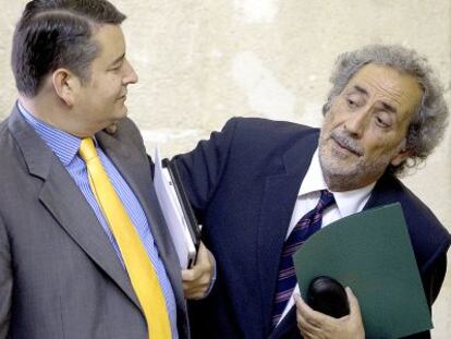 Antonio Sanz y José Chamizo bromeando en el Parlamento.