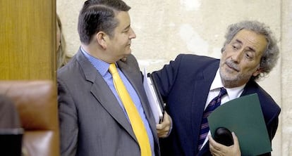 Antonio Sanz y José Chamizo bromeando en el Parlamento.
