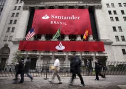 El logo de Banco Santander decora la fachada de la Bolsa de Nueva York.