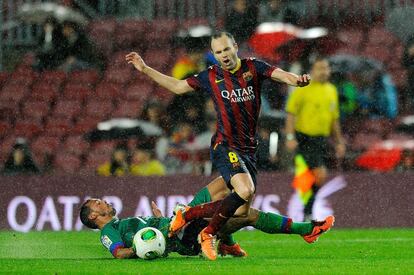 Iniesta es entrado por un rival