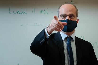 El ministro francés de Educación, Jean-Michel Blanquer visita una escuela el 11 de mayo, primer día del desconfinamiento en Francia.