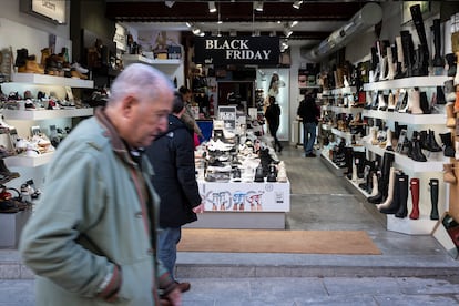 Varias personas en una tienda de Madrid el pasado 25 de noviembre.