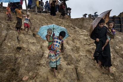 Alrededor de 200.000 personas están en peligro y es necesario evacuarles a zonas más seguras. En la imagen, un grupo de rohingyás baja por una zona de barro, el 25 de junio de 2018.