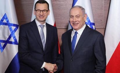 El primer ministro de Polonia, Mateusz Morawiecki, y el de Israel, Benjamín Netanyahu, el día 14 en Varsovia.