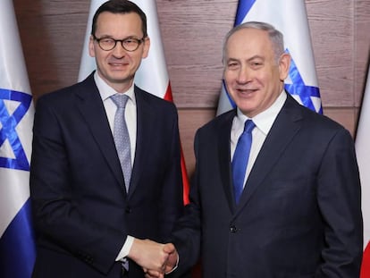 El primer ministro de Polonia, Mateusz Morawiecki, y el de Israel, Benjamín Netanyahu, el día 14 en Varsovia.