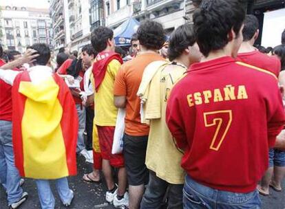 Las banderas españolas y las camisetas de la selección llenaron la Plaza del Ensanche.