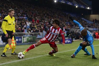 Oliver Torres controla un balón que s emarcha por la línea de banda.