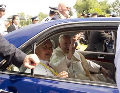 El papa Francisco saluda a su llegada al aeropuerto internacional de Yangon (Myanmar).