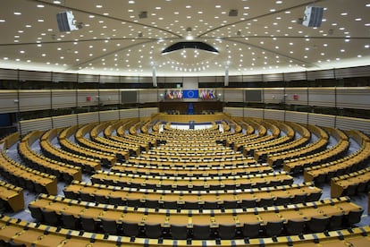 Parlamento Europeo en Bruselas. Hemiciclo de Bruselas con capacidad para 850 (actualmente 751 eurodiputados) inaugurado por el rey Alberto II de Bélgica y José Maria Gil Robles como Presidente del parlamento europeo, en febrero del 1998.
