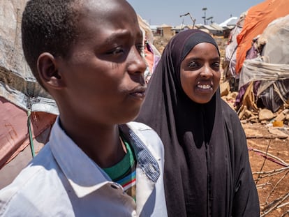 Shukri Muktar Mohamed y Mohamed Bare Maalin, ambos de 14 años, en el campo de refugiados climáticos de Baidoa.