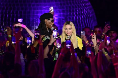 Nile Rodgers y Madonna en una discoteca neoyorquina en 2022.