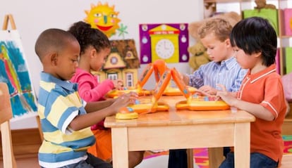 Ni&ntilde;os jugando con port&aacute;tiles en una escuela en Virginia, EE UU.
 
 
 
 
 
 
 