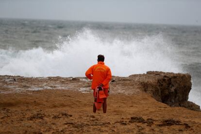 Un socorrista mira la playa de Carcavelos antes de la llegada del huracán Leslie a las costas portuguesas, el 13 de octubre de 2018. 