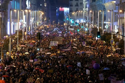 Vista general de la manifestación del Día Internacional de la Mujer a su paso por Gran Vía, en Madrid, en 2018.