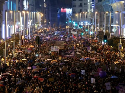 Vista general de la manifestación del Día Internacional de la Mujer a su paso por Gran Vía, en Madrid, en 2018.