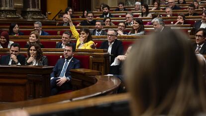 El president Pere Aragonès mira a Jéssica Albiach, líder parlamentaria de los comunes, en un momento del pleno de este miércoles en el Parlamento catalán.