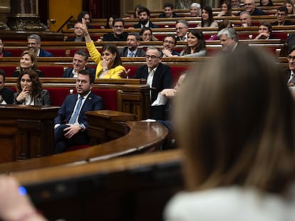 El president Pere Aragonès mira a Jéssica Albiach, líder parlamentaria de los comunes, en un momento del pleno de este miércoles en el Parlamento catalán.