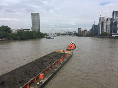 Una de las gabarras que ha transportado por el Támesis el material excavado