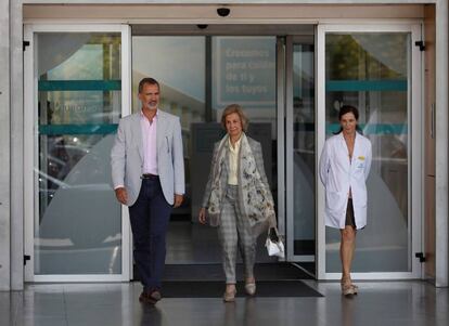 Felipe VI and Queen Sofía leaving the hospital.