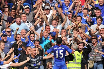 Malouda celebra su gol con los seguidores del Chelsea.